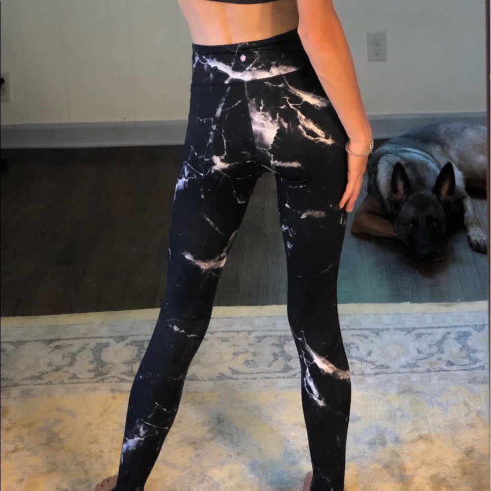 KIRAGRACE BLACK MARBLE YOGA LEGGINGS